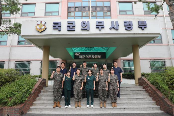 의무사 의료종합상황센터 관계자들이 임무에 매진하겠다는 다짐을 하며 파이팅 포즈를 취하고 있다.