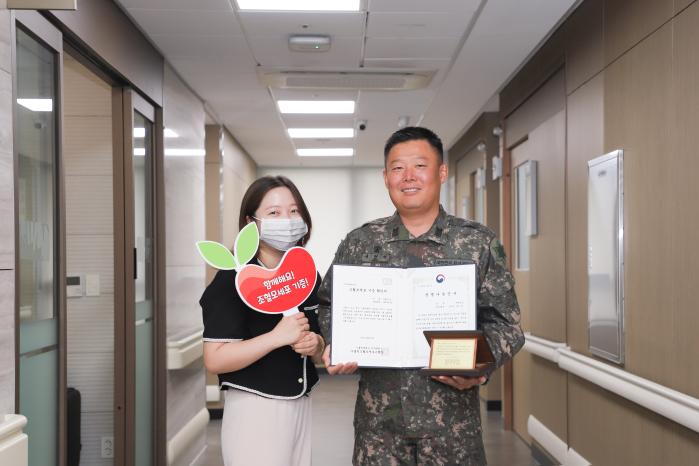 생면부지의 급성골수성 백혈병 환자에게 조혈모세포를 기증한 육군6보병사단 용문산여단 서현석 원사(진)가 기증 확인서와 생명나눔 증서를 들고 환하게 웃고 있다. 부대 제공
