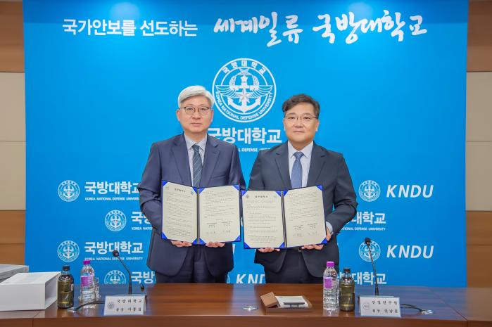 이홍섭(왼쪽) 국방대 총장 직무대행과 권남훈 산업연구원장이 1일 국방정책 연구개발 과제 발굴과 교류협력 등을 위한 업무협약을 체결하고 있다. 국방대 제공