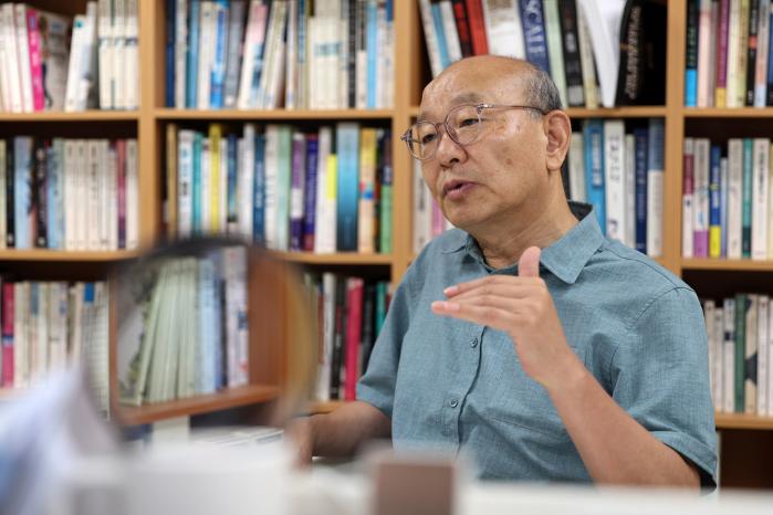 정태연 중앙대 심리학과 교수는 “우리 사회가 세대 간 차이를 갈등으로 폭발시킬 게 아니라, 이해의 폭을 넓혀가는 방향으로 나아가야 한다”며 “군 지휘관들도 과거처럼 도덕적인 훈계나 위압적인 명령이 아니라, 우리가 이뤄야 할 공동의 목표를 같이 달성하면 개인에게도 유리하다는 점을 깨우치도록 리더십을 발휘해야 한다”고 역설했다.     이윤청 기자
