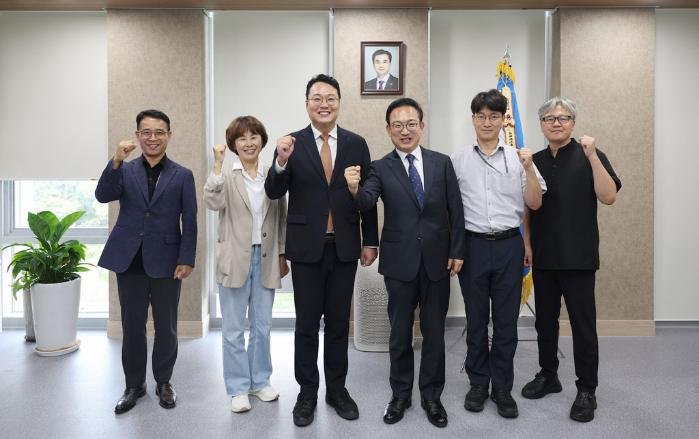 배종호(오른쪽 셋째) 국방홍보원장 및 관계자들이 2일 서울 용산구 국방홍보원에서 천하람(왼쪽 셋째) 개혁신당 대표 권한대행 겸 원내대표와 기념촬영하고 있다. 이윤청 기자