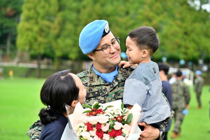 환송식을 마친 동명부대 33진 부대원이 가족들과 인사를 나누고 있다.