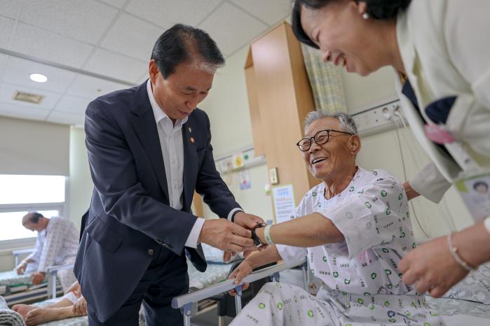 권오을 국가보훈부 장관이 지난 6월 서울 강동구 중앙보훈병원을 방문해 입원 중인 국가유공자들에게 기념품을 전달하고 있다. 보훈부 제공