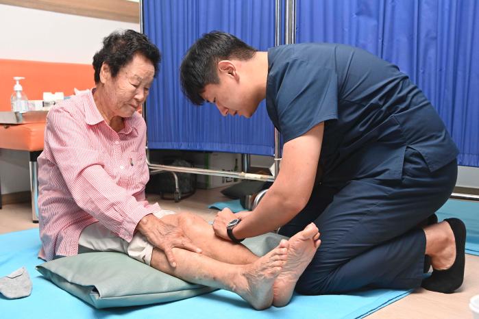 공군20전투비행단 장병들이 충남 서산시 해미면 반양2리 마을회관에서 지역 어르신의 건강상태를 확인하고 있다. 사진 제공=김경률 원사