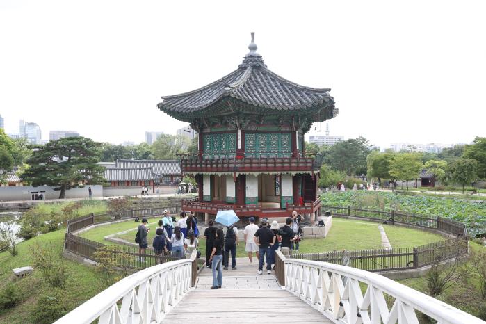 경복궁 경회루·향원정 10월까지 특별 관람 2일 서울 종로구 경복궁 향원정에서 특별 관람이 진행되고 있다. 국가유산청 궁능유적본부는 2일부터 오는 10월 30일까지 매주 수·금요일에 경복궁 경회루와 향원정 특별 관람을 운영한다. 연합뉴스